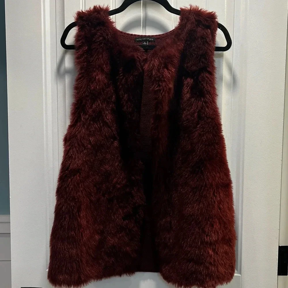 Signature Studio Wine Faux Fur‎ Vest. Size Small.